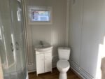 Bungalow de Bureau & Habitable 5x2,4m avec Sanitaires Complets & Douche – Isolation 75mm – Image 2