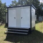 Container Sanitaire 3x2m avec Cuve à Effluents – Double Entrée (WC + Douche) – Isolation 80mm