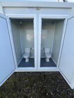Module Sanitaire Double Préfabriqué – 2 Cabines Indépendantes (WC Homme/Femme) – Isolation 40mm