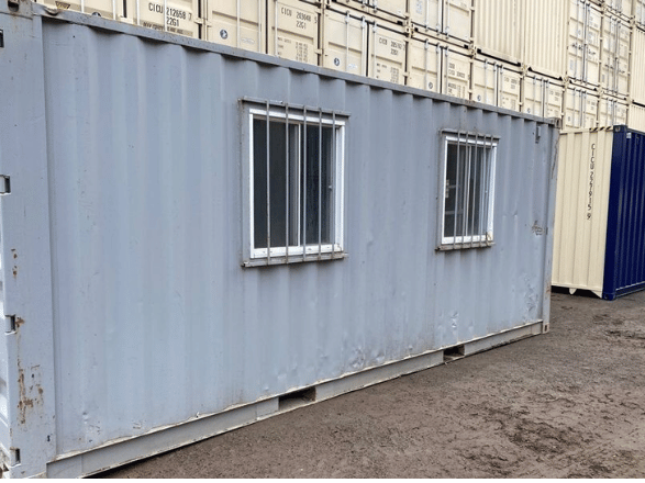 Contenitore-Ufficio-da-Cantiere-20′-–-Usura-Normale-0.png Conteneur de Bureau de Chantier 20 Pieds en Acier – Occasion Opérationnel avec Barres de Sécurité – Image 1