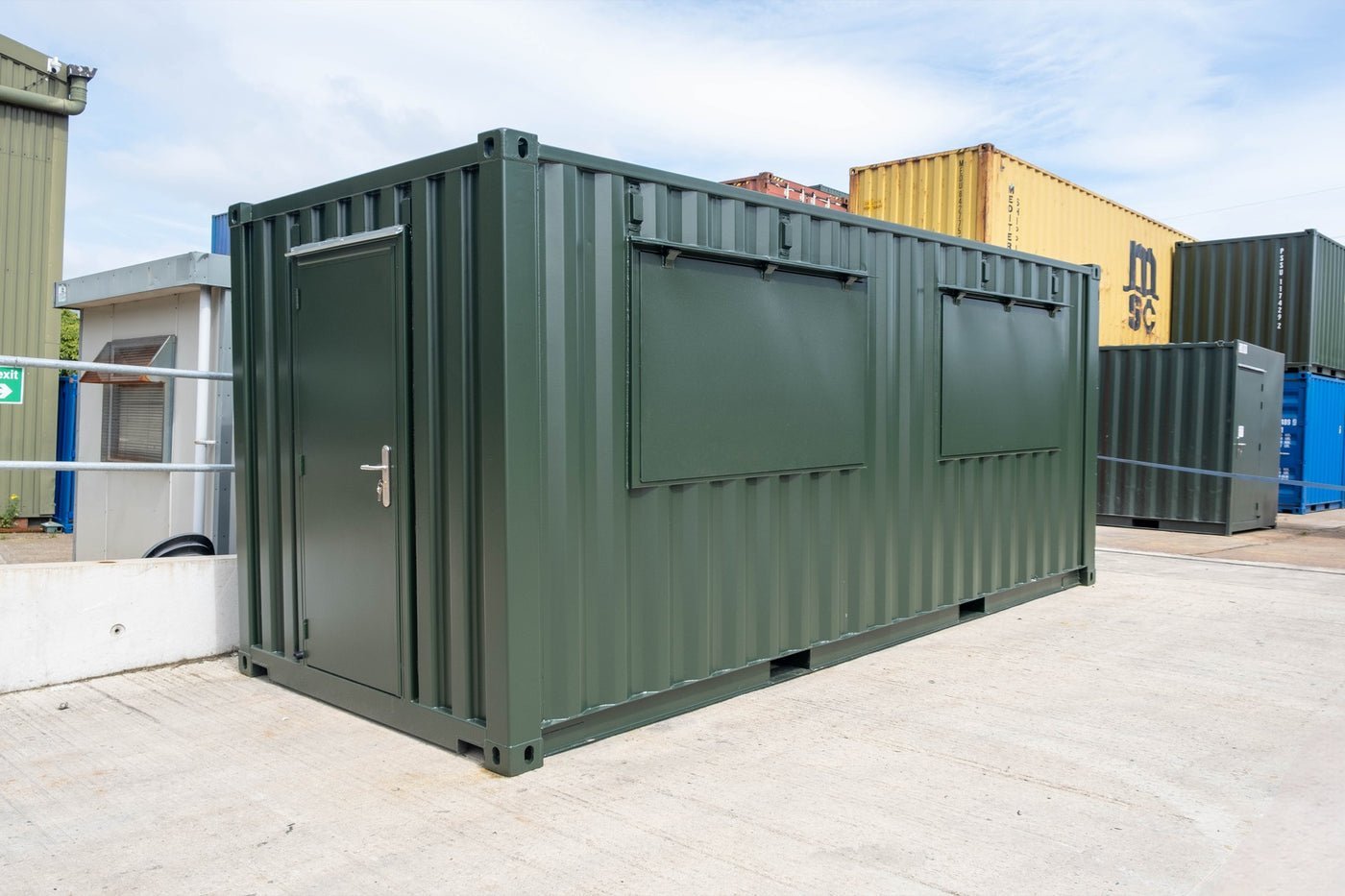 IMG_2226-1.jpg Container 20 Pieds Kiosque Bar Isolé | 2 Trappes de Vente | 6m – Image 1