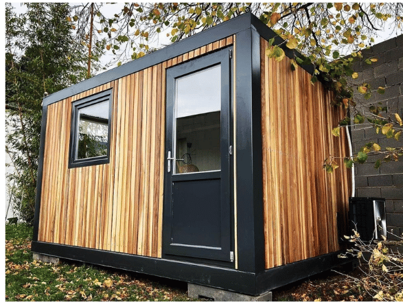 Modulo-Container-Amenage-Modernita-Flessibilita.png Module Conteneur Habitation 4x3m "Aménagé" – Design Moderne en Bois IPE (Fenêtre Panoramique) – Image 1