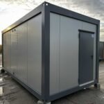 Container Sanitaire 20 Pieds Occasion (6x2,4m) – Bloc de 6 Douches avec Ballon 300L et Espace Buanderie