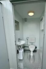 Container Sanitaire Double 2,4x1,5m – Entrées Séparées (WC + Urinoir) – Isolation 100mm "Grand Froid"