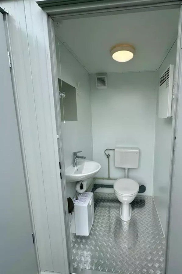 a1ef6f_9f53f0a0b36943ebba130262166efe547Emv2.jpg Container Sanitaire Double 2,4x1,5m – Entrées Séparées (WC + Urinoir) – Isolation 100mm "Grand Froid" – Image 1