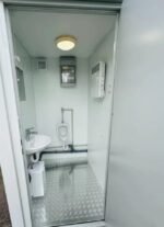 Container Sanitaire Double 2,4x1,5m – Entrées Séparées (WC + Urinoir) – Isolation 100mm "Grand Froid" – Image 8