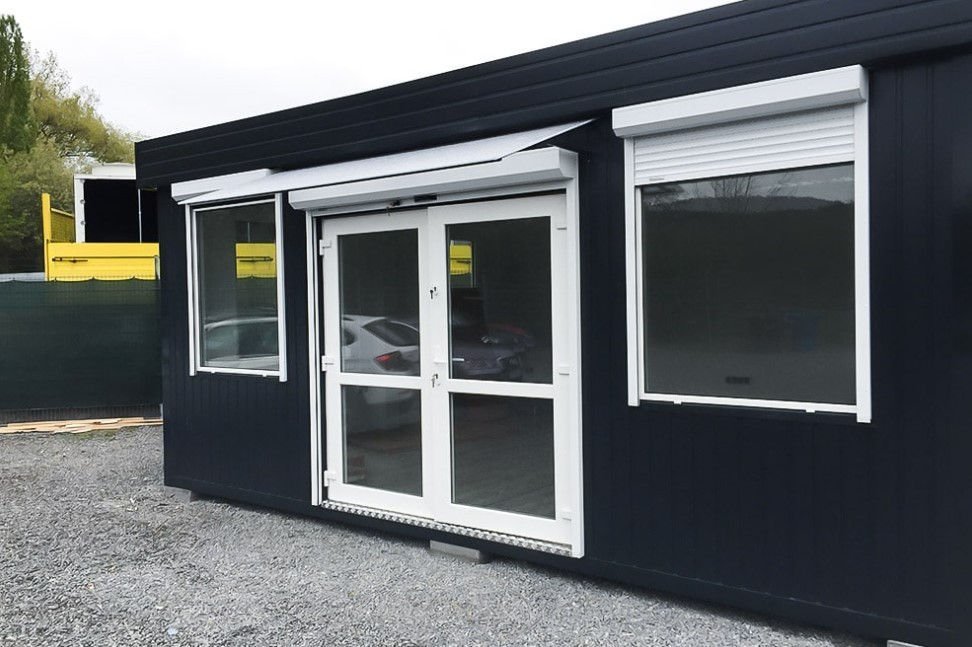 container-commerciale-da-294-m²-spazio-commerciale-modulare-e-funzionale-1.jpg Module Commercial 29,4 m² (6x4,9m) – Boutique Préfabriquée Isolée avec Volets et Chauffage – Image 1