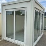 Module Préfabriqué Vitré 7m² (3x2,4m) – Bureau Panoramique Isolé (Panneaux Sandwich 40mm)