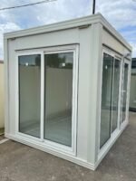 Module Préfabriqué Vitré 7m² (3x2,4m) – Bureau Panoramique Isolé (Panneaux Sandwich 40mm)