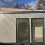 Module Commercial Vitré 18m² (6x3m) avec Sanitaires – Isolation Premium 100mm (Showroom / Bureau de vente)