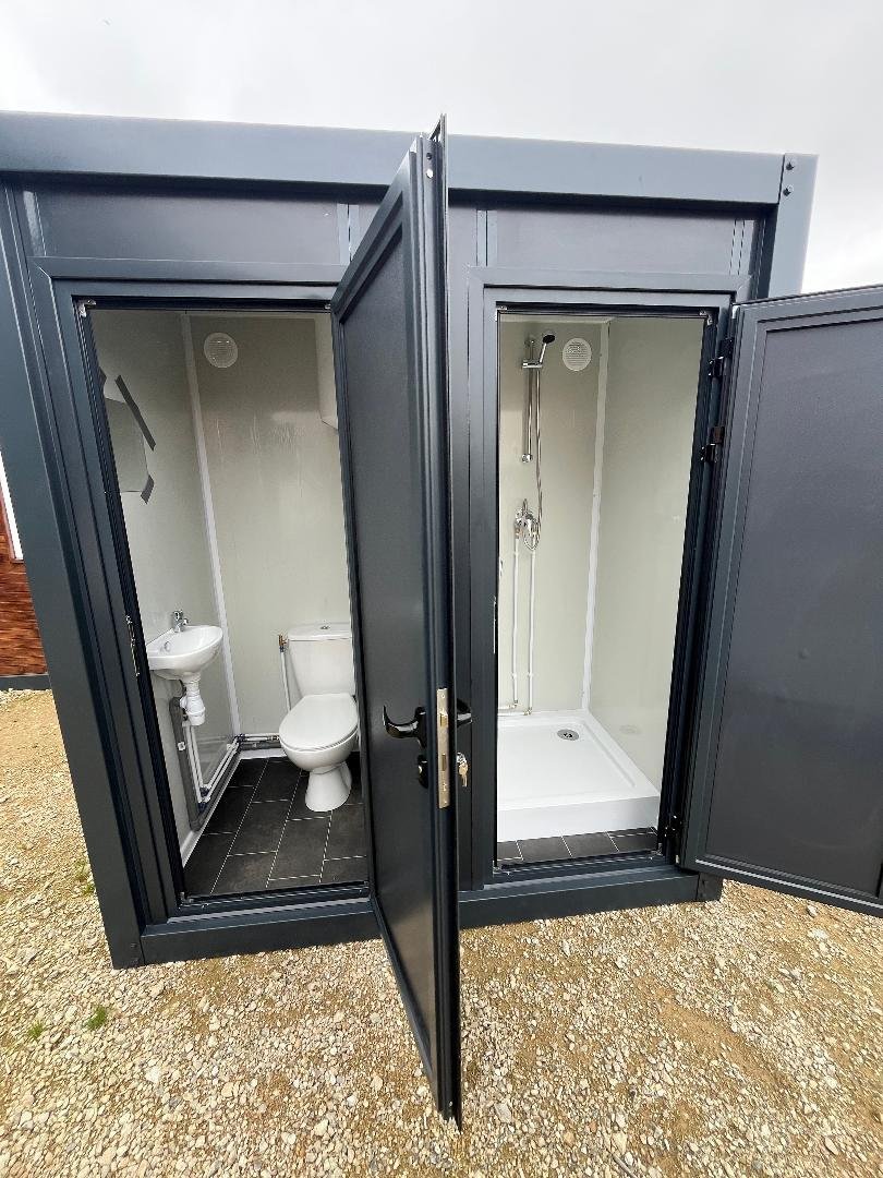 rn-image_picker_lib_temp_0ce91f2a-cc18-489e-97e3-060870ce4879.jpg Container Sanitaire Double (WC + Douche) – Gris Anthracite RAL 7016 – Entrées Indépendantes – Image 1